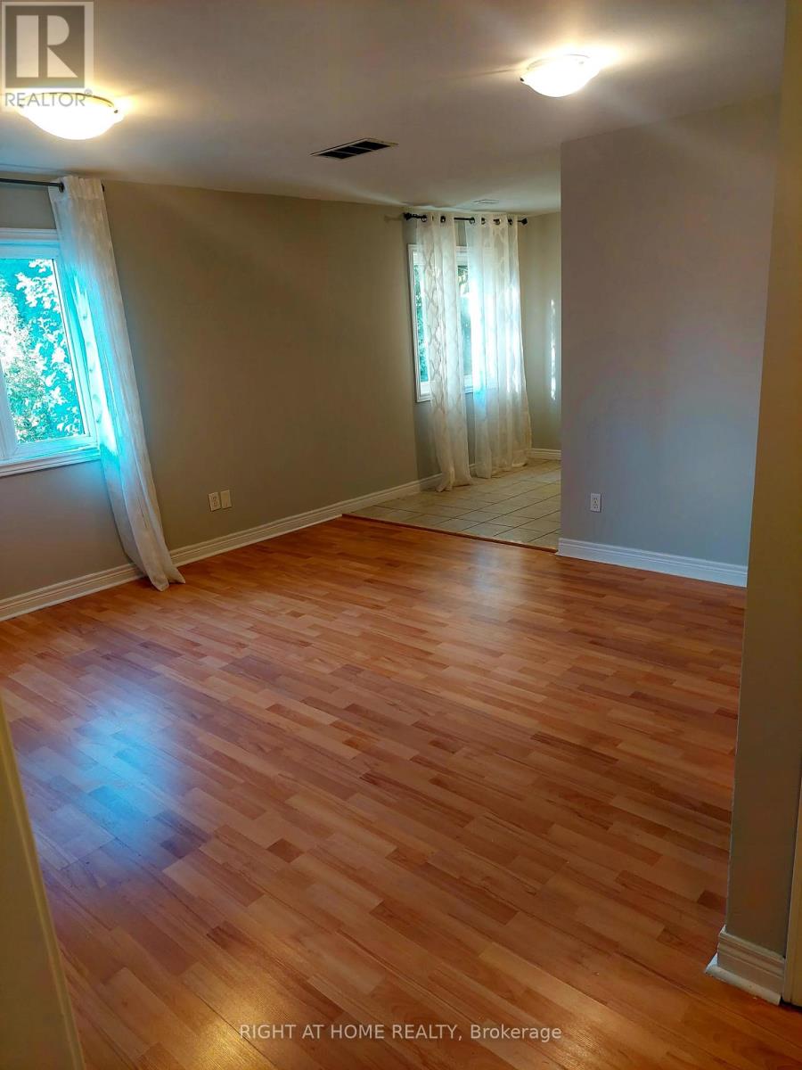 110 Weldrick Road W, Richmond Hill, Ontario  L4C 3T8 - Photo 9 - N12375412