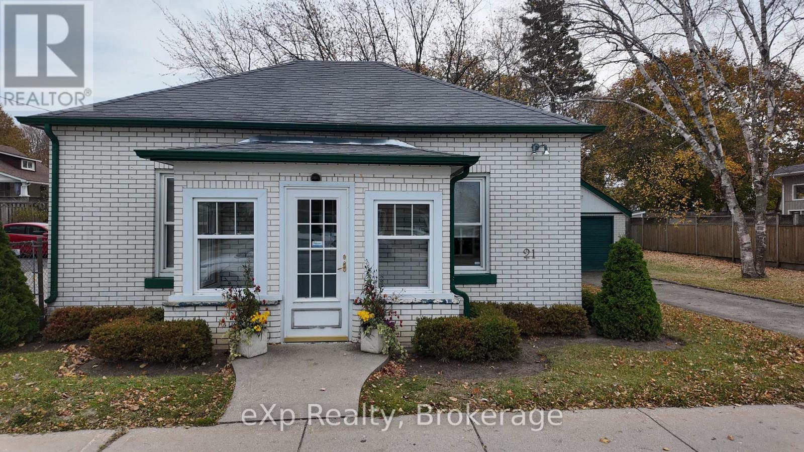 21 GROSVENOR STREET N, Saugeen Shores, Ontario