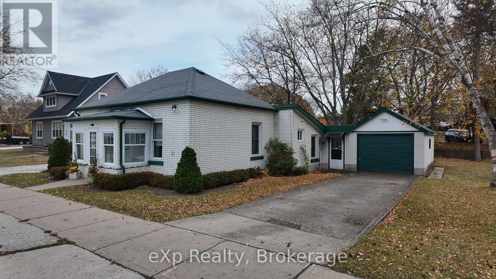 21 Grosvenor Street N, Saugeen Shores, Ontario  N0H 2L0 - Photo 3 - X11953328