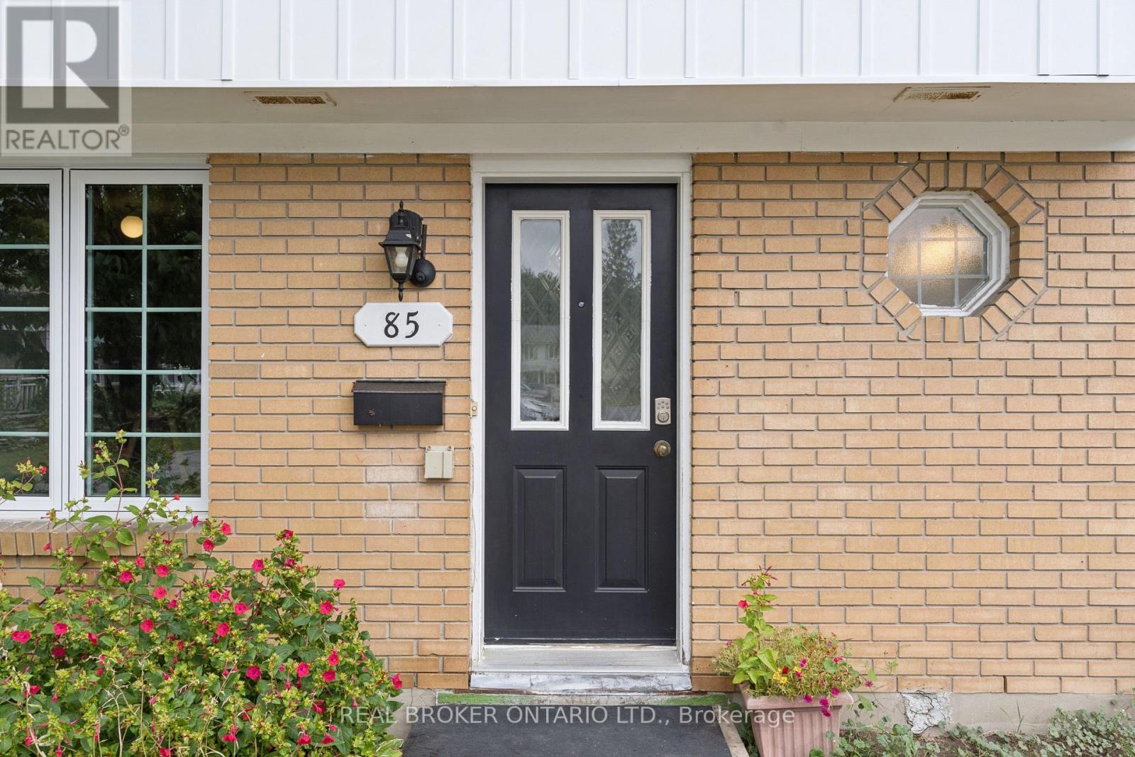 85 Monterey Drive, Ottawa, Ontario  K2H 7A9 - Photo 4 - X12375580