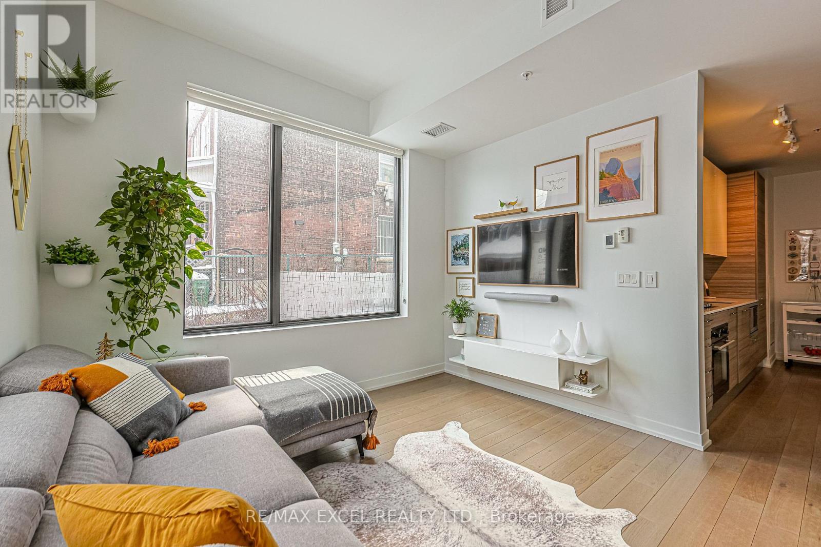 101 - 530 Indian Grove, Toronto, Ontario  M6P 2J1 - Photo 4 - W12375453