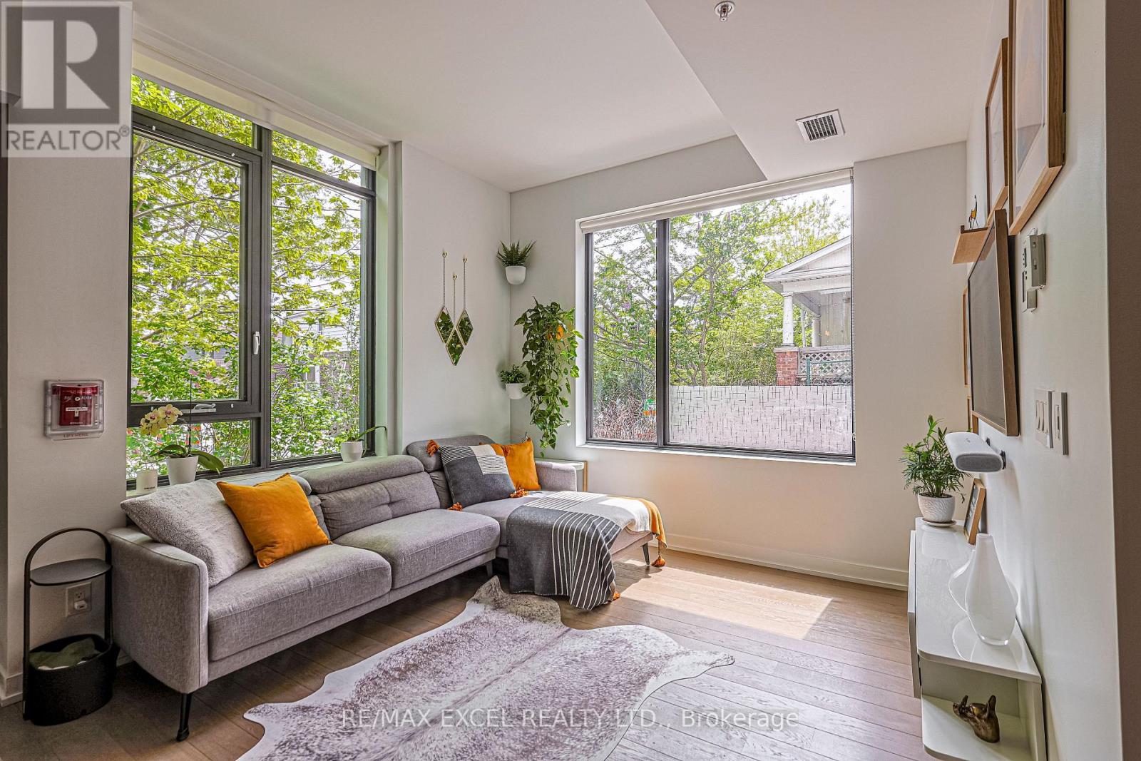 101 - 530 Indian Grove, Toronto, Ontario  M6P 2J1 - Photo 5 - W12375453