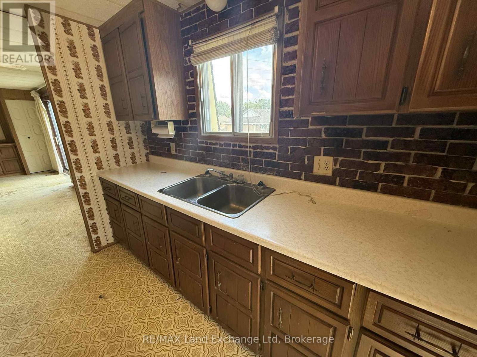 389 Catherine Street, North Huron, Ontario  N0G 2W0 - Photo 6 - X12375501