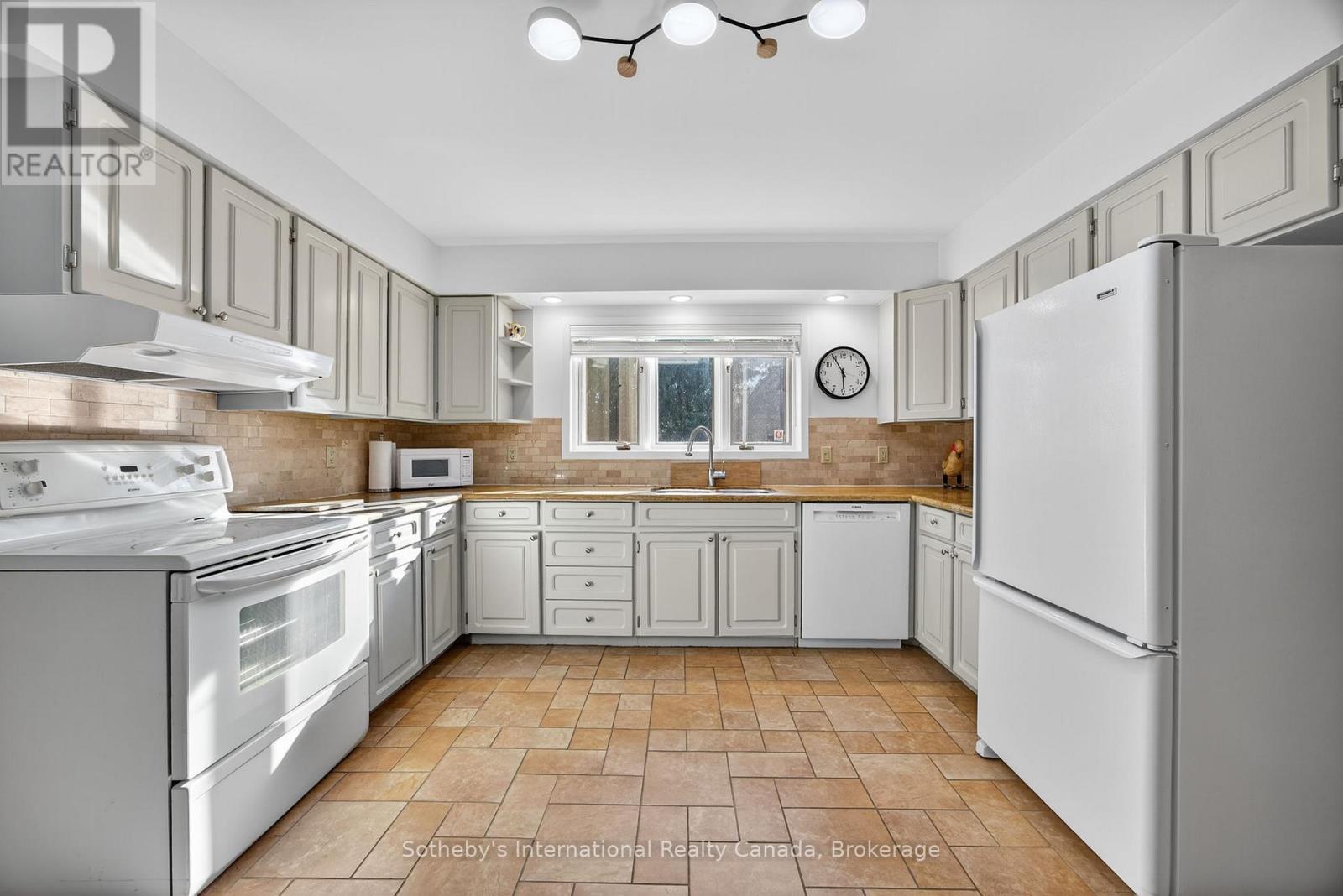 152 Bayview Avenue, Blue Mountains, Ontario  N0H 2P0 - Photo 9 - X12375576