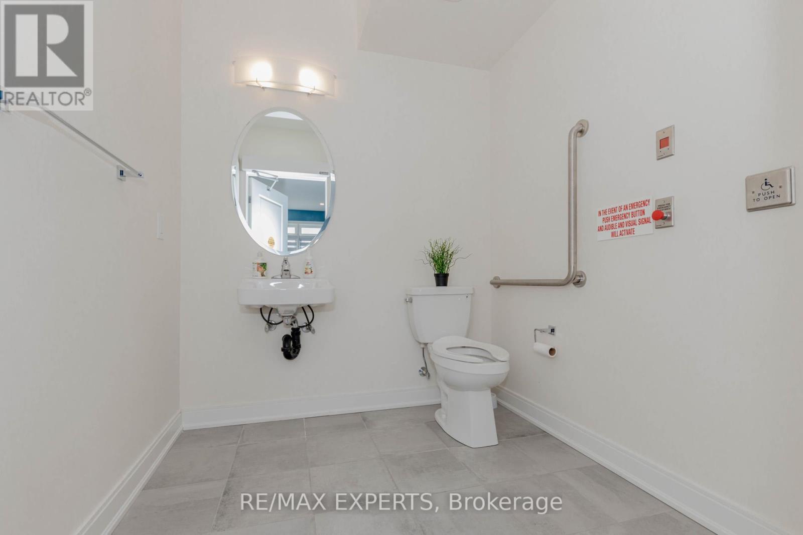 357 Veterans Drive, Brampton, Ontario  L7A 4W1 - Photo 10 - W12373954