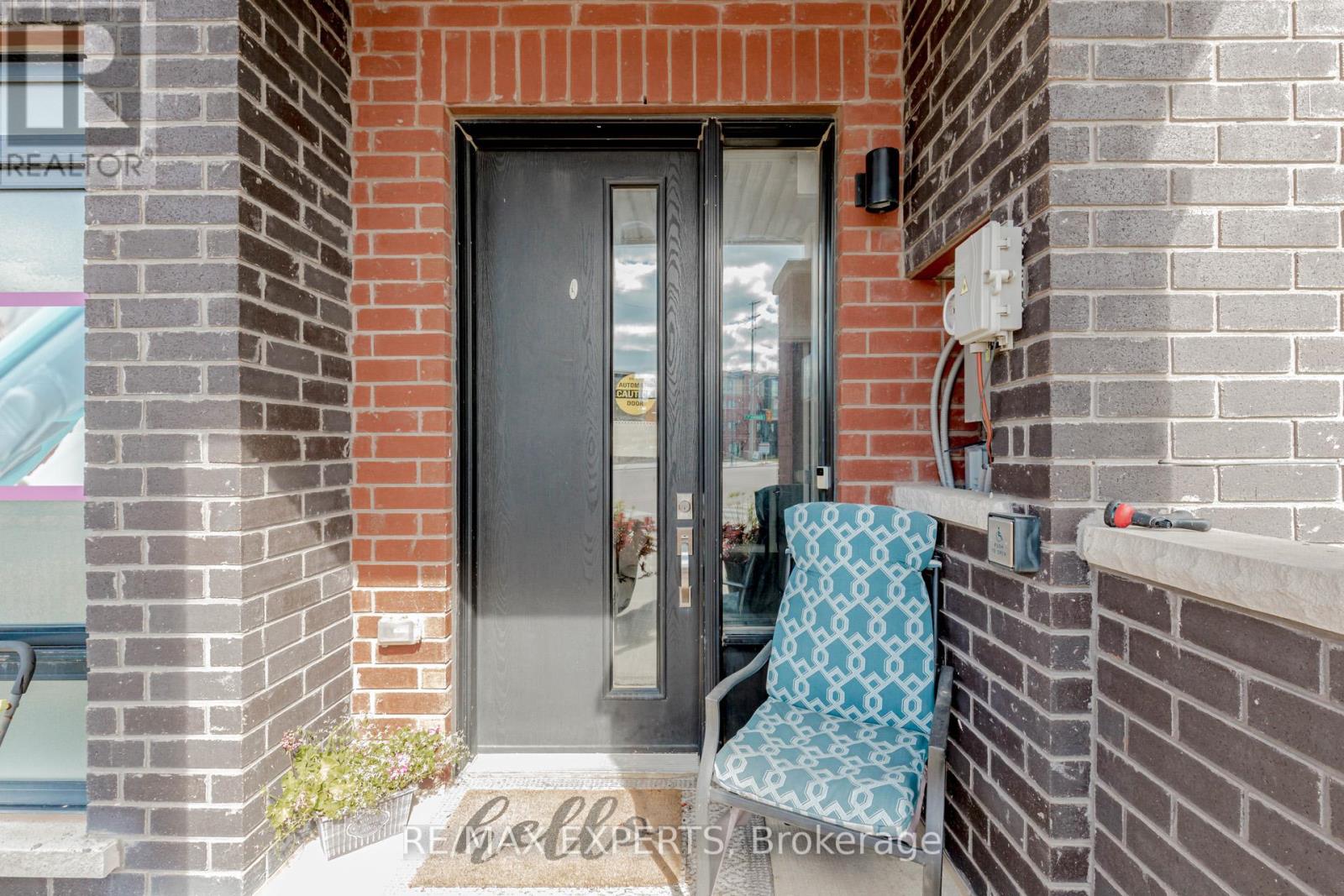 357 Veterans Drive, Brampton, Ontario  L7A 4W1 - Photo 3 - W12373954