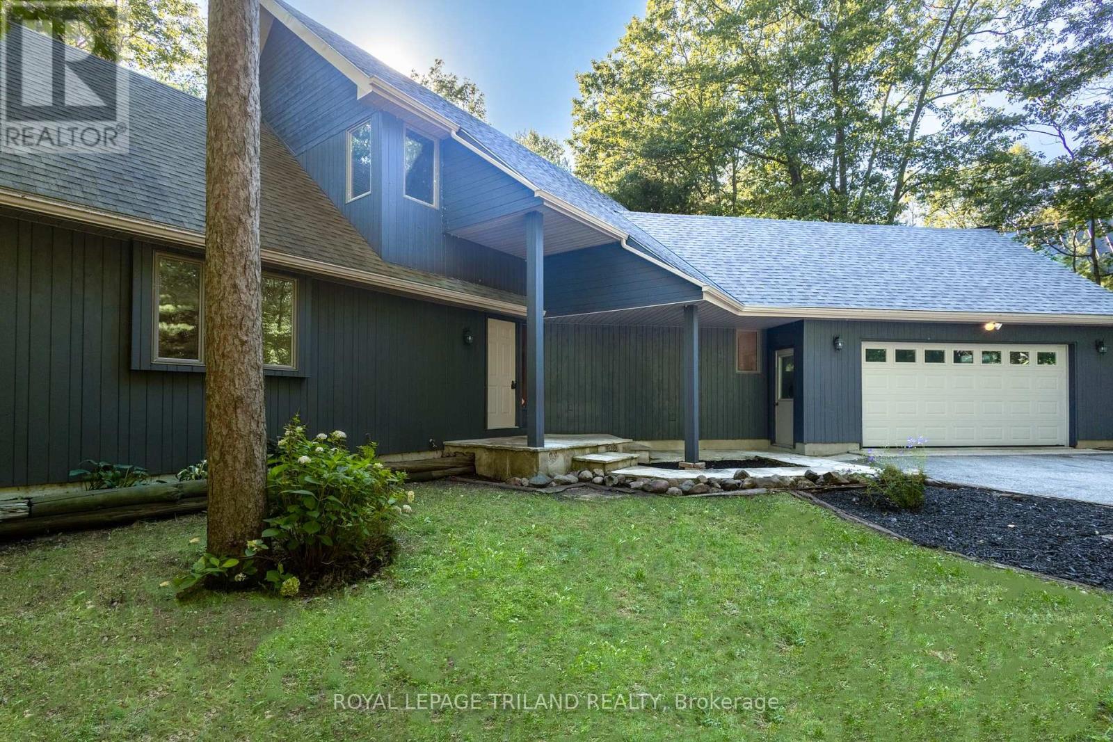 10239 Pinetree Drive, Lambton Shores, Ontario  N0M 1T0 - Photo 10 - X12375650