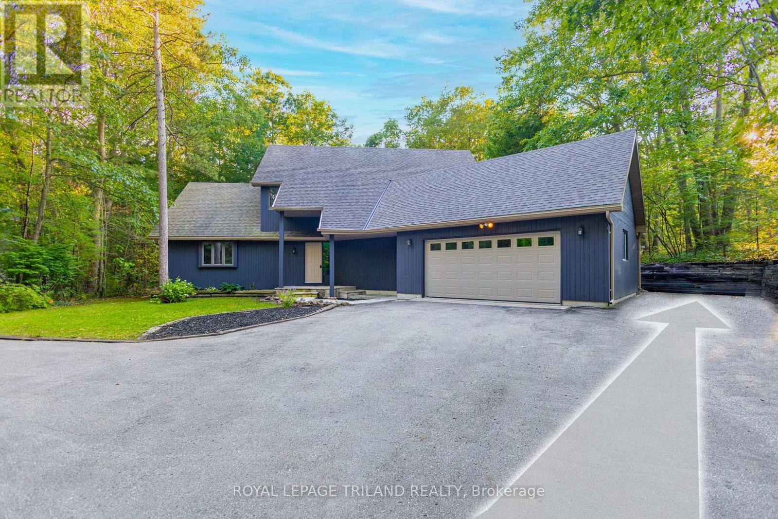 10239 Pinetree Drive, Lambton Shores, Ontario  N0M 1T0 - Photo 11 - X12375650