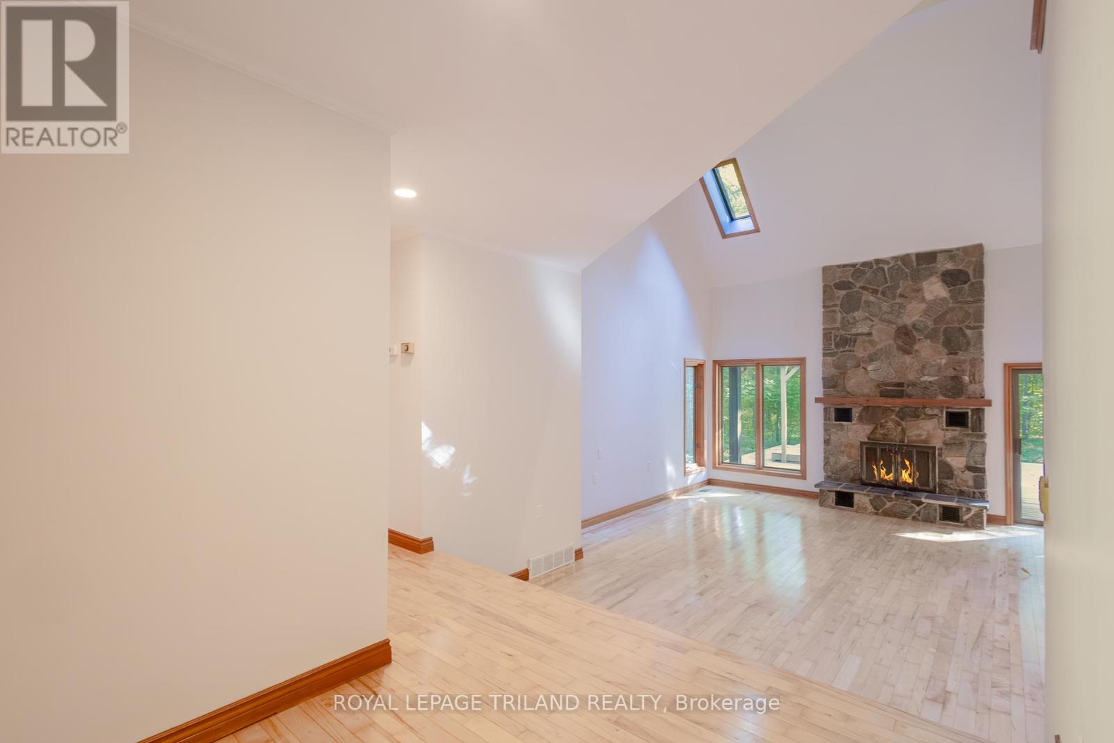 10239 Pinetree Drive, Lambton Shores, Ontario  N0M 1T0 - Photo 14 - X12375650