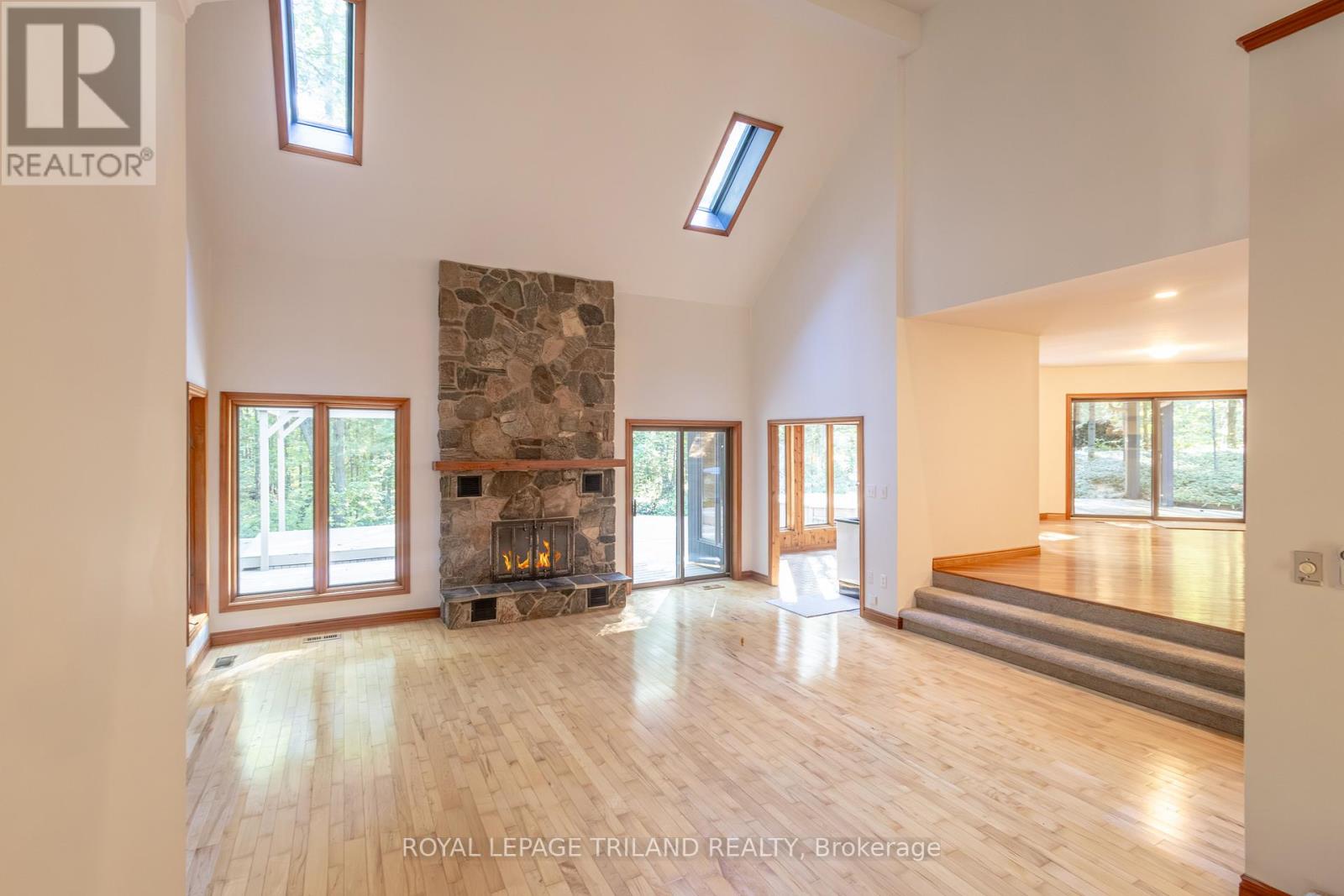 10239 Pinetree Drive, Lambton Shores, Ontario  N0M 1T0 - Photo 2 - X12375650