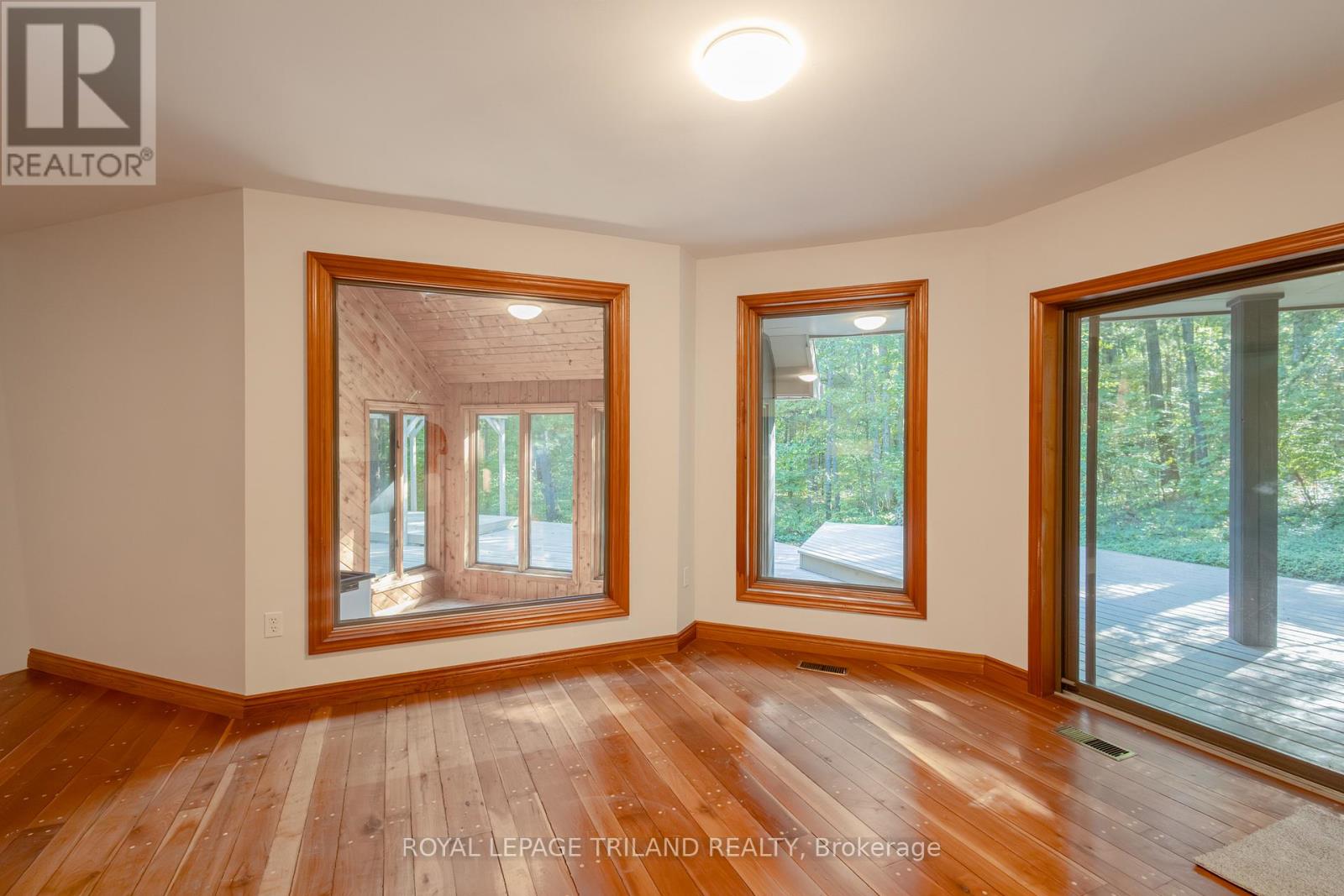 10239 Pinetree Drive, Lambton Shores, Ontario  N0M 1T0 - Photo 21 - X12375650