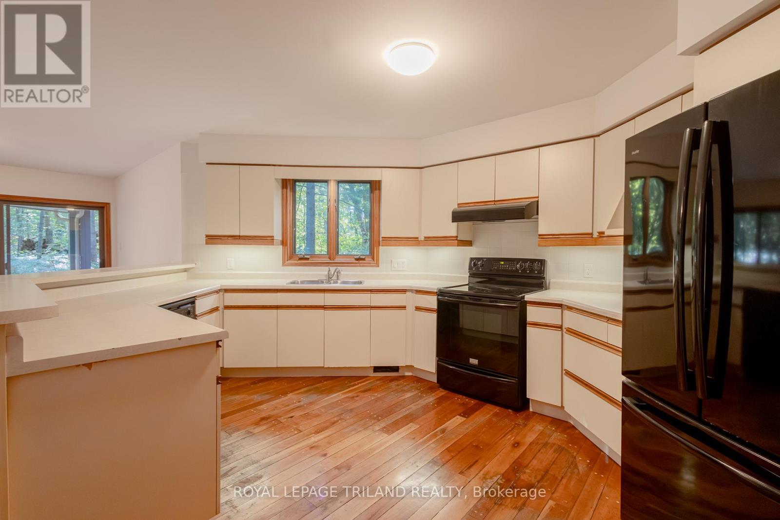 10239 Pinetree Drive, Lambton Shores, Ontario  N0M 1T0 - Photo 22 - X12375650