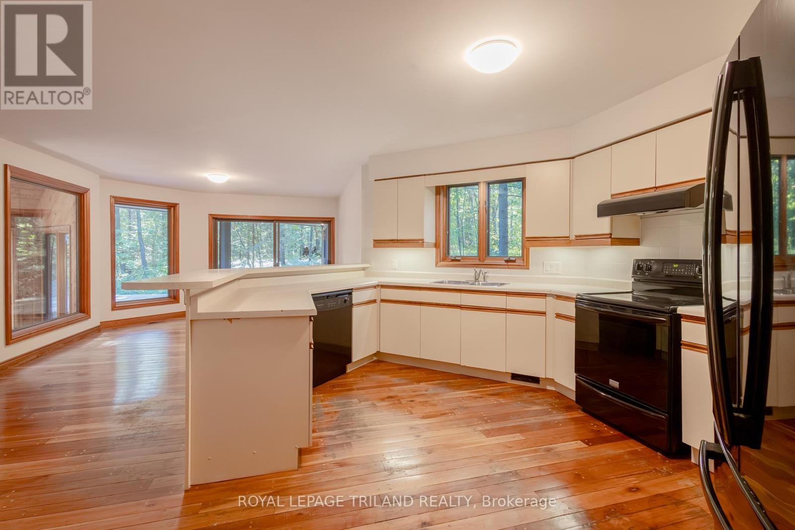 10239 Pinetree Drive, Lambton Shores, Ontario  N0M 1T0 - Photo 23 - X12375650