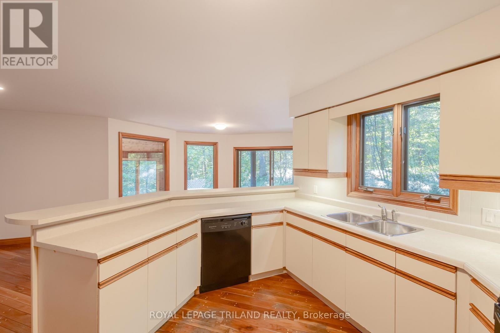10239 Pinetree Drive, Lambton Shores, Ontario  N0M 1T0 - Photo 24 - X12375650