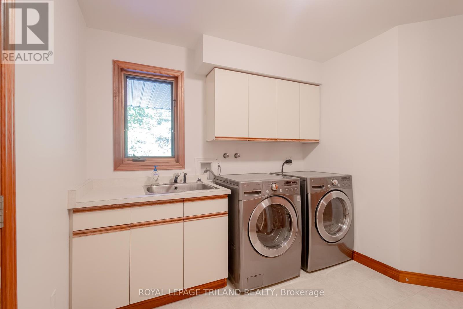 10239 Pinetree Drive, Lambton Shores, Ontario  N0M 1T0 - Photo 27 - X12375650