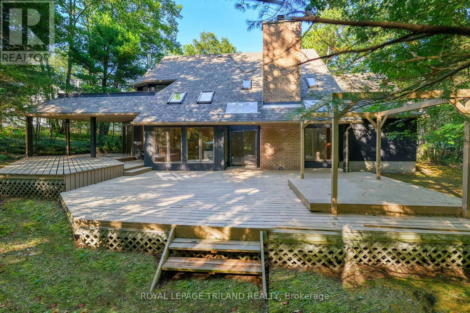 10239 Pinetree Drive, Lambton Shores, Ontario  N0M 1T0 - Photo 3 - X12375650
