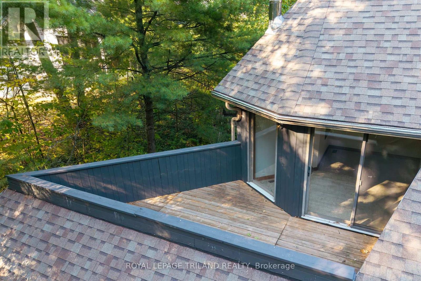 10239 Pinetree Drive, Lambton Shores, Ontario  N0M 1T0 - Photo 33 - X12375650
