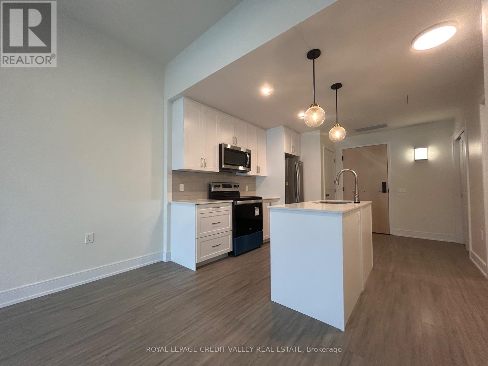 201 - 121 Mary Street, Clearview, Ontario  L0M 1G0 - Photo 4 - S12375495