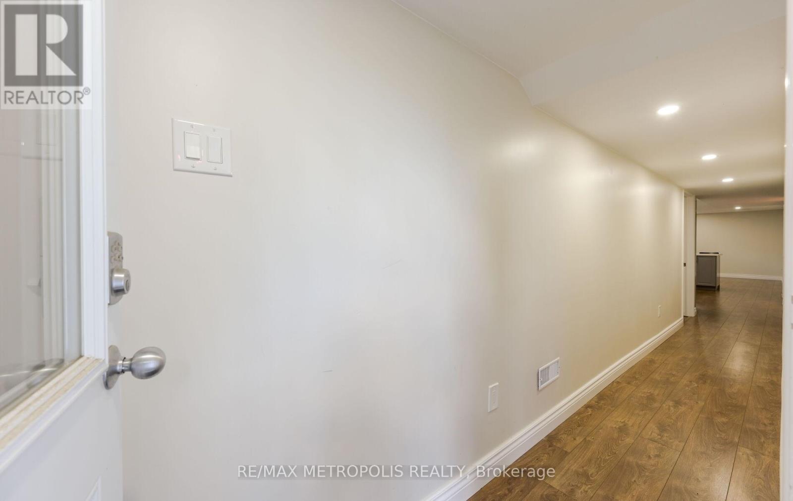 Lower - 2699 Sherhill Drive, Mississauga, Ontario  L5J 3Z2 - Photo 5 - W12375540