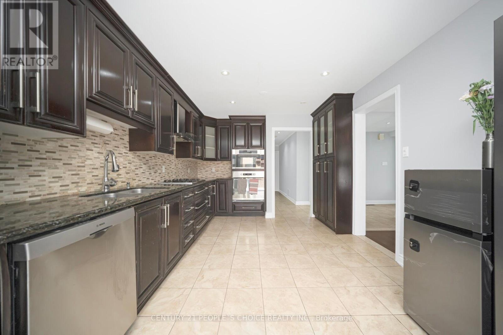 Upper - 2 Checkerberry Crescent, Brampton, Ontario  L6R 2T2 - Photo 18 - W12375554