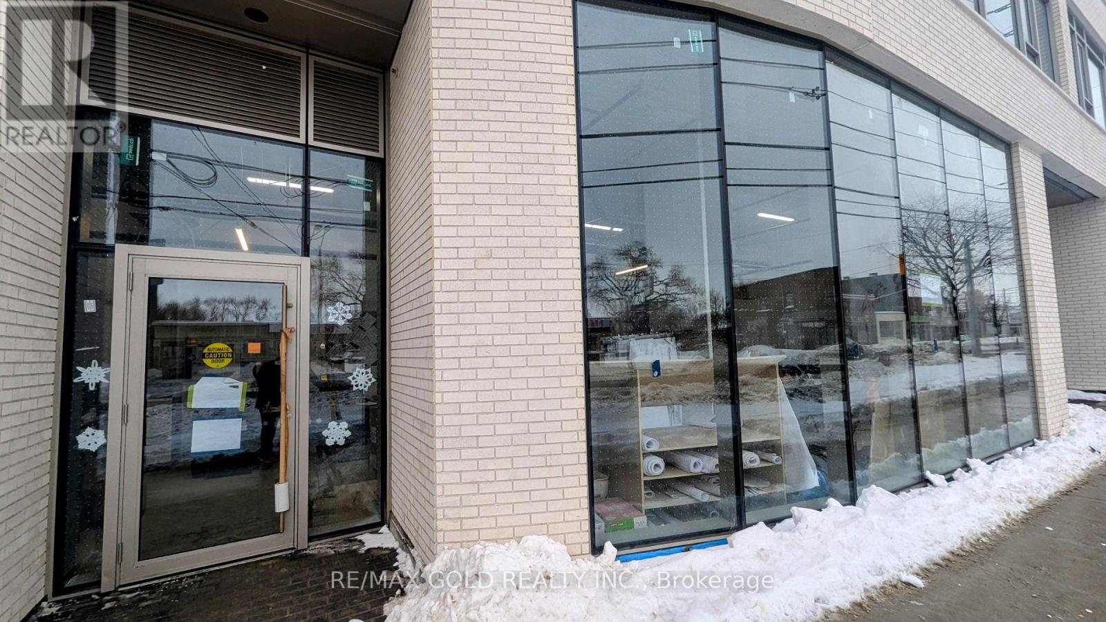 2 - 689 The Queensway E, Toronto, Ontario  M8Y 1L1 - Photo 3 - W12375566