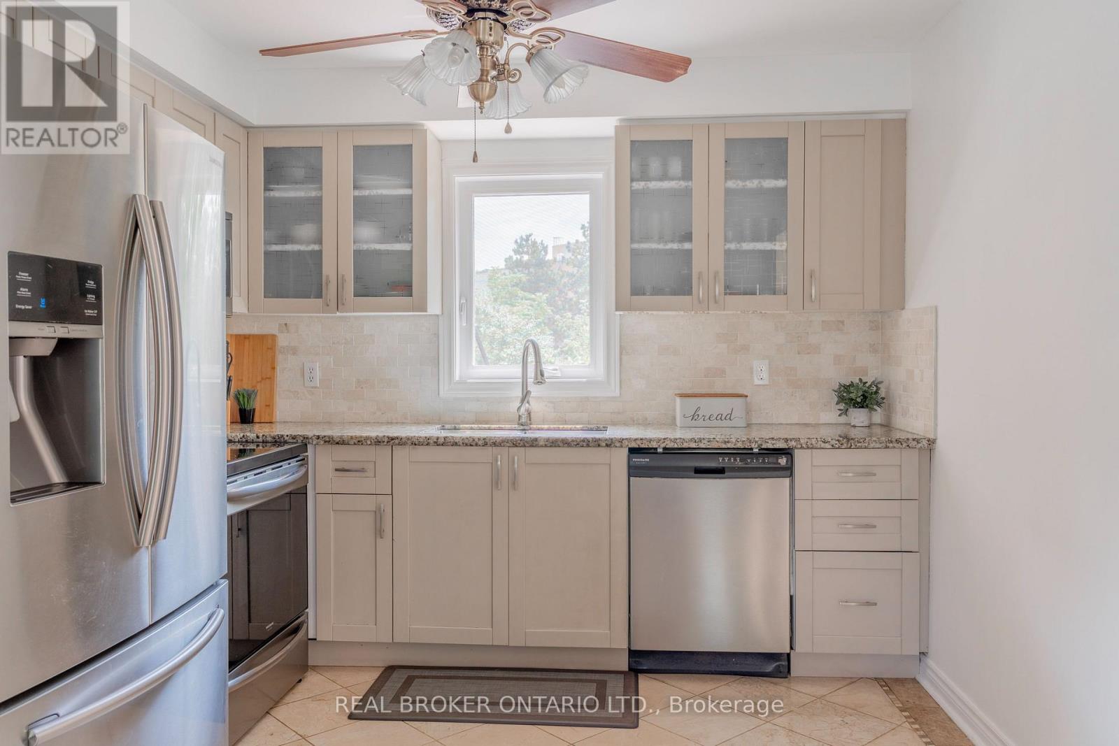 21 Vivians Crescent, Brampton, Ontario  L6Y 4V1 - Photo 4 - W12375584
