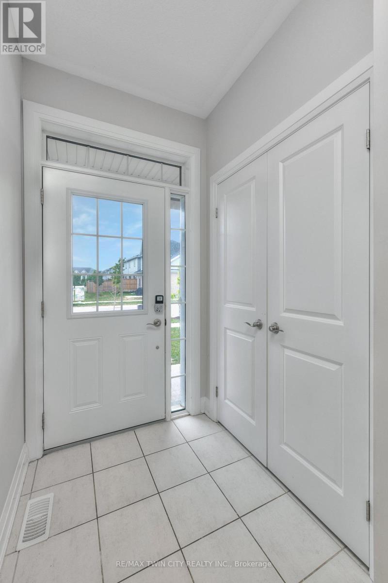 160 Foamflower Place, Waterloo, Ontario  N2V 0G9 - Photo 5 - X12375598