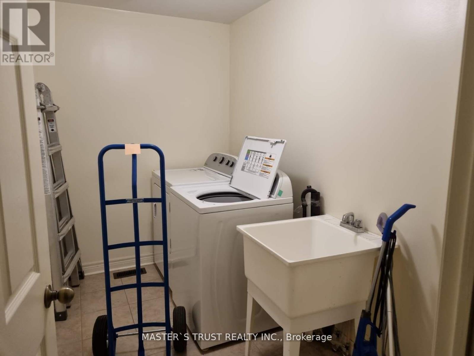 15 Isaac Devins Boulevard, Toronto, Ontario  M9M 0C7 - Photo 8 - W12375651