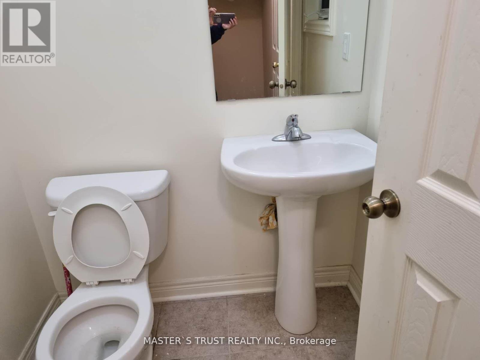 15 Isaac Devins Boulevard, Toronto, Ontario  M9M 0C7 - Photo 9 - W12375651