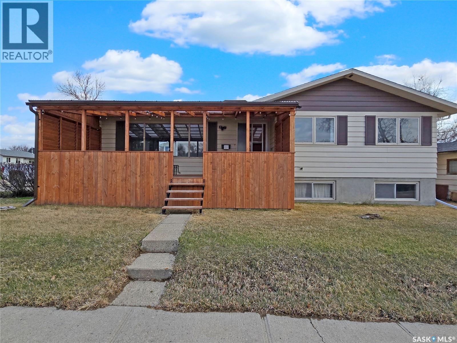204 1st Avenue Sw, Swift Current, Saskatchewan  S9H 3H3 - Photo 2 - SK017223