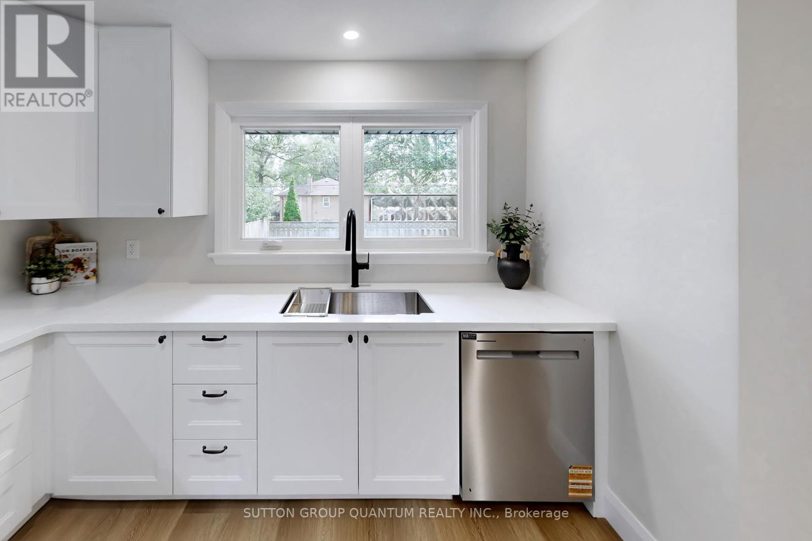 550 Third Line, Oakville, Ontario  L6L 4A7 - Photo 11 - W12375730