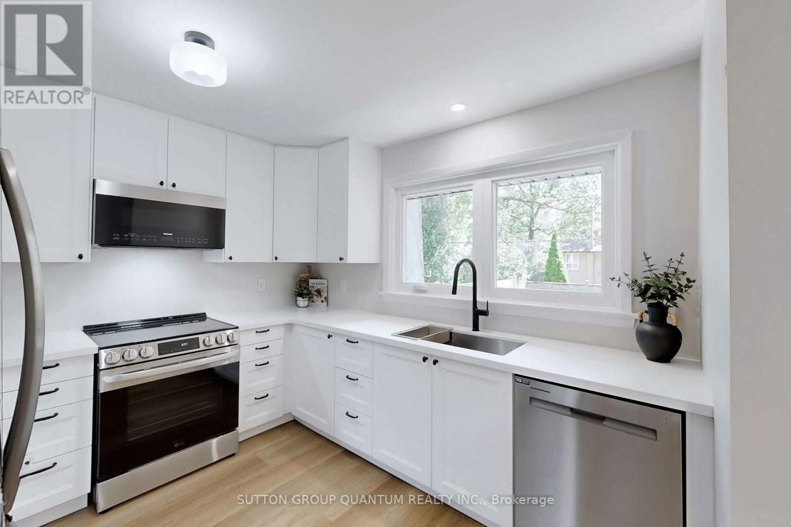 550 Third Line, Oakville, Ontario  L6L 4A7 - Photo 9 - W12375730