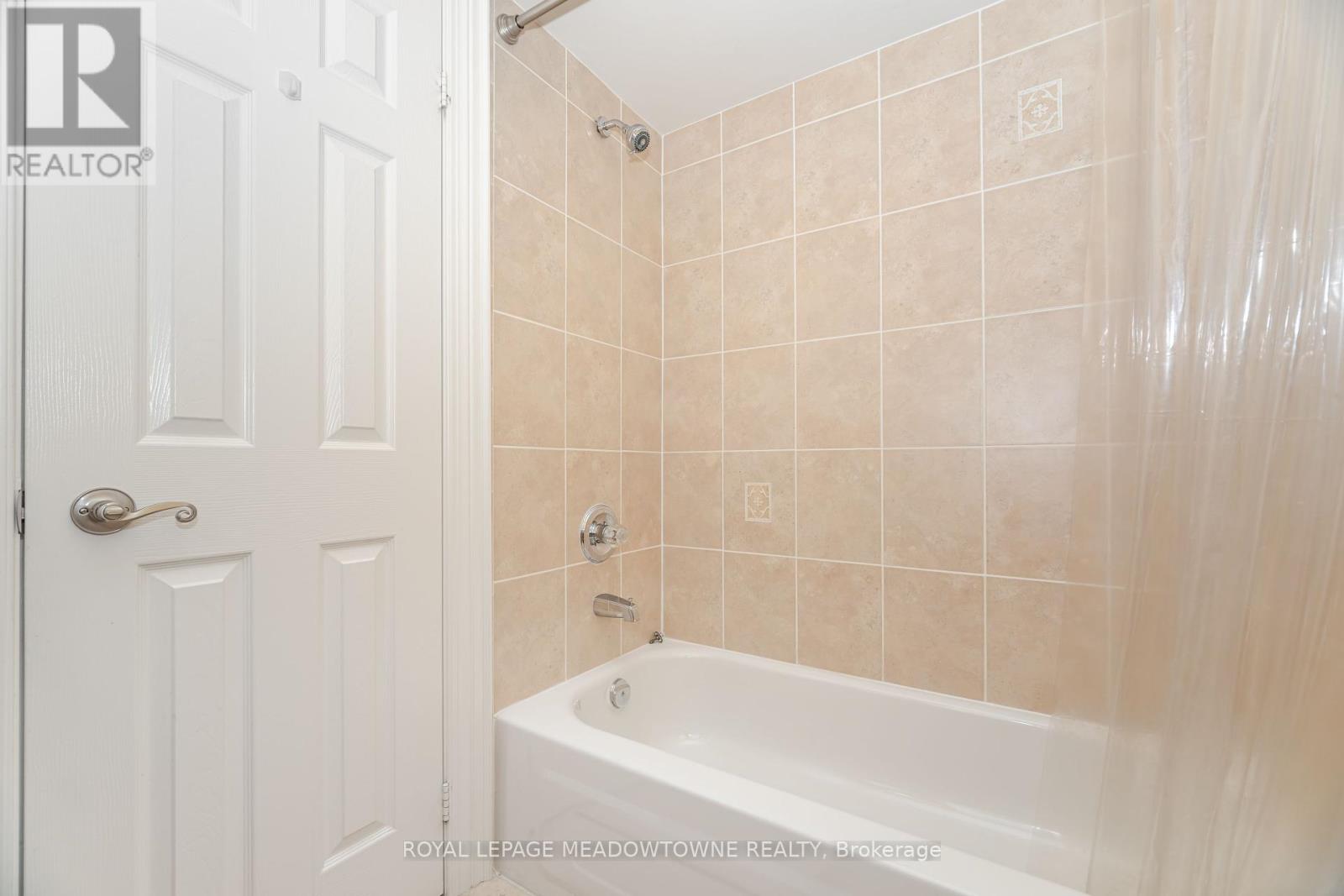915 Gaslight Way, Mississauga, Ontario  L5W 1A2 - Photo 25 - W12375004