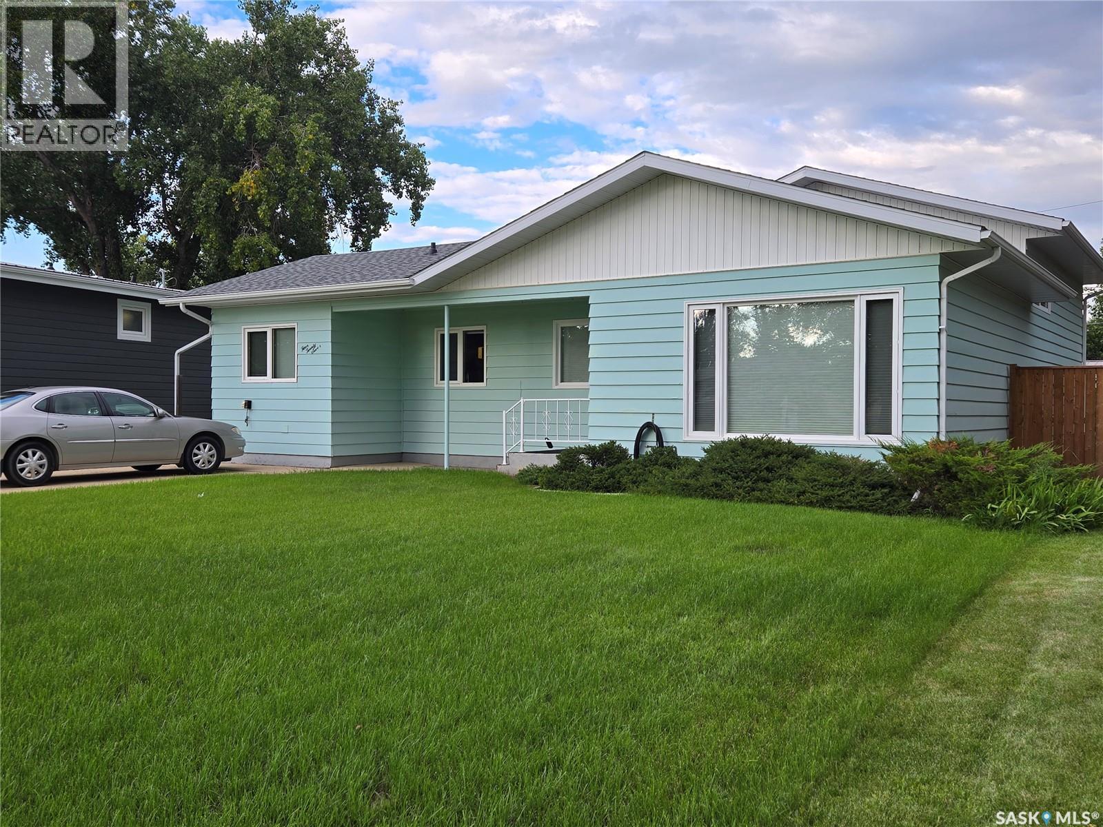 427 15th Avenue Ne, Swift Current, Saskatchewan  S9H 2X5 - Photo 1 - SK017229