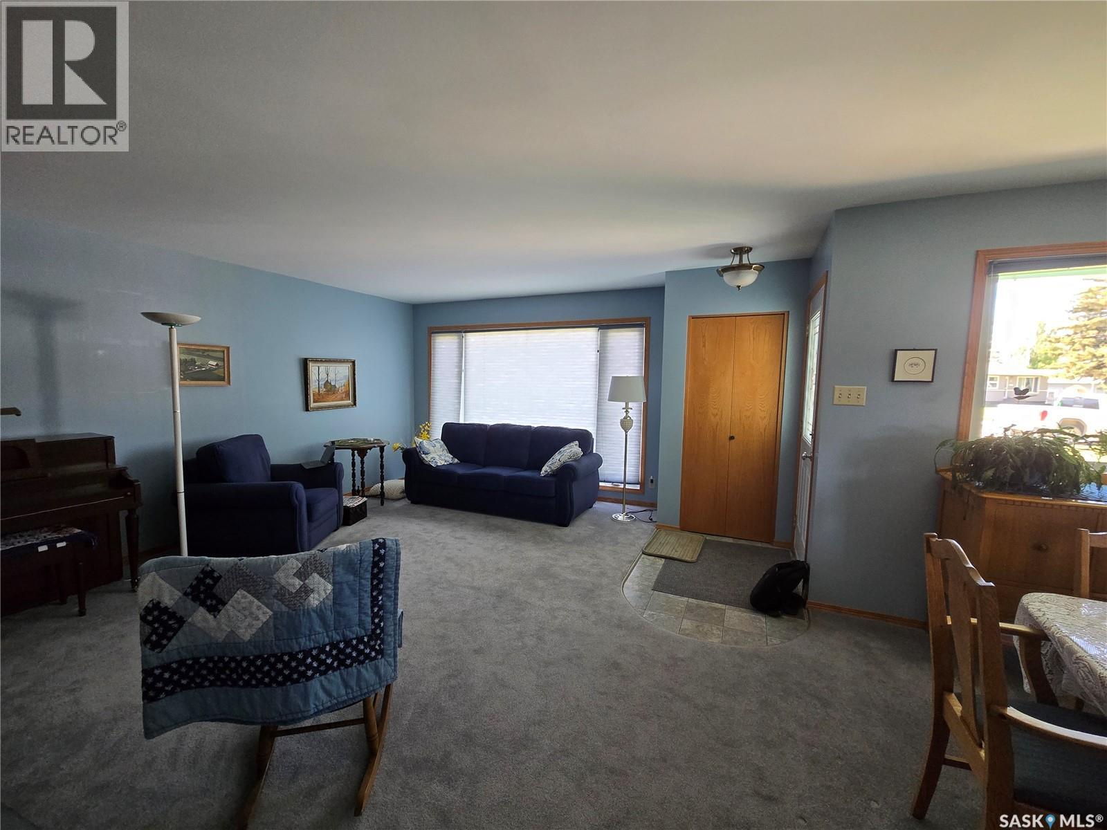 427 15th Avenue Ne, Swift Current, Saskatchewan  S9H 2X5 - Photo 3 - SK017229