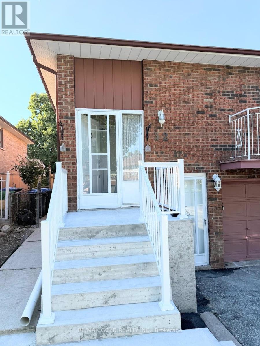 32 Jade Crescent, Brampton, Ontario  L6S 3H1 - Photo 3 - W12375758