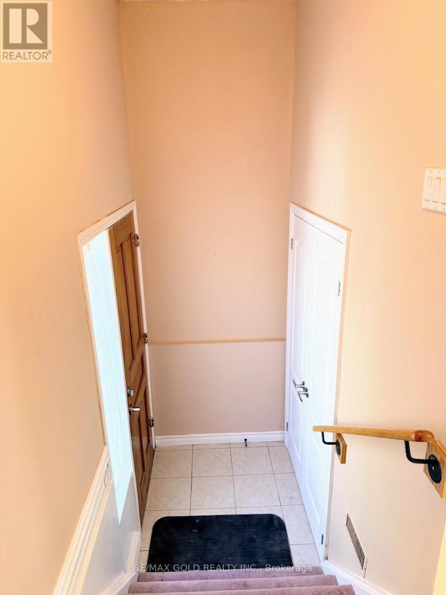 32 Jade Crescent, Brampton, Ontario  L6S 3H1 - Photo 4 - W12375758