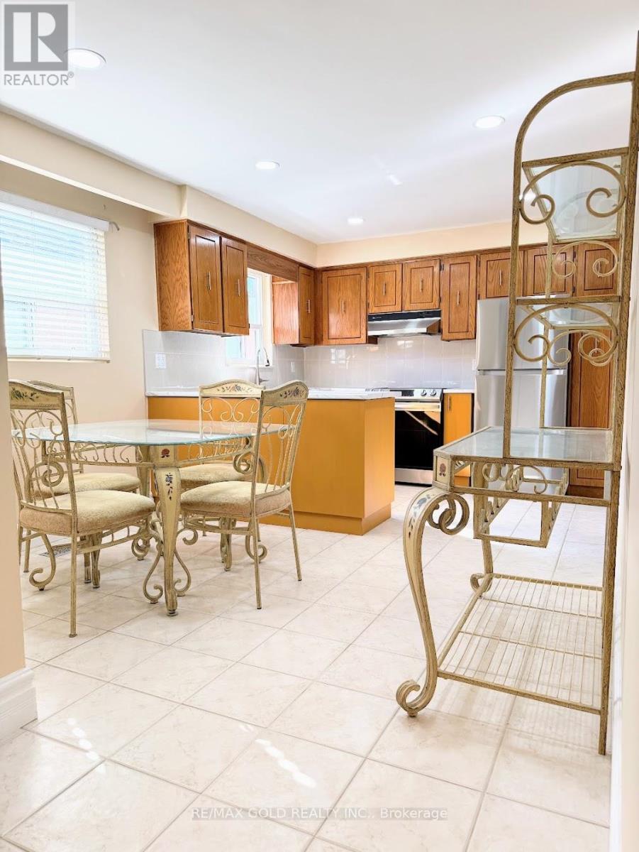 32 Jade Crescent, Brampton, Ontario  L6S 3H1 - Photo 5 - W12375758