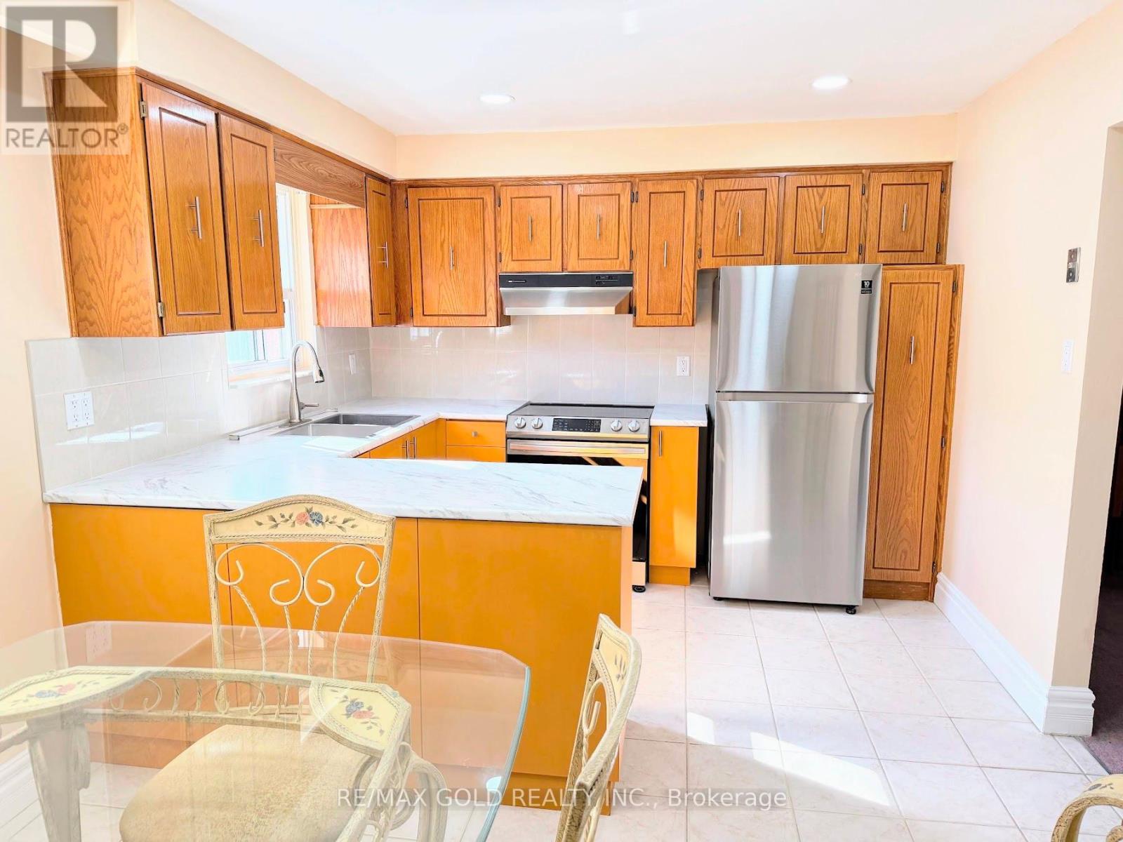 32 Jade Crescent, Brampton, Ontario  L6S 3H1 - Photo 6 - W12375758
