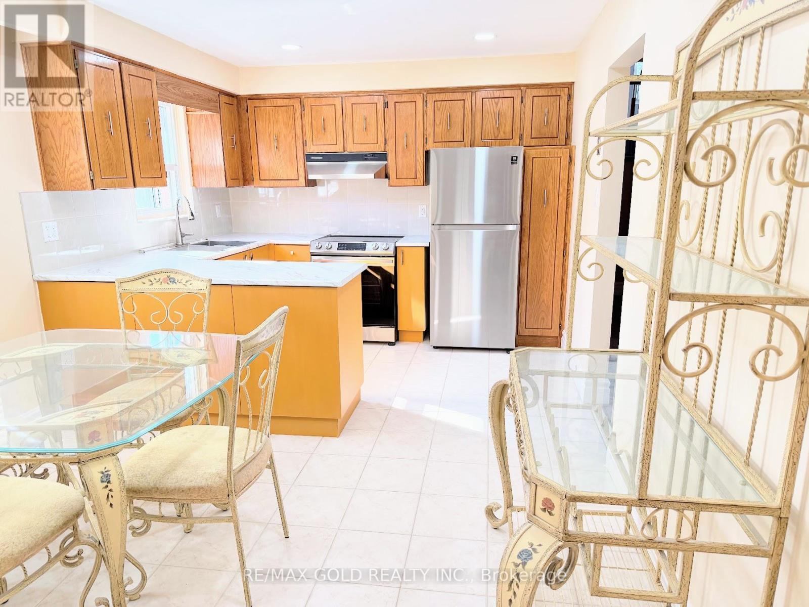 32 Jade Crescent, Brampton, Ontario  L6S 3H1 - Photo 7 - W12375758
