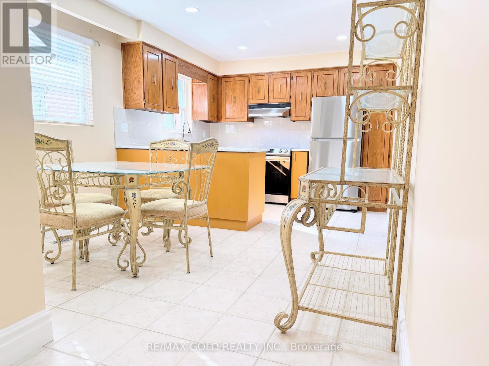 32 Jade Crescent, Brampton, Ontario  L6S 3H1 - Photo 8 - W12375758