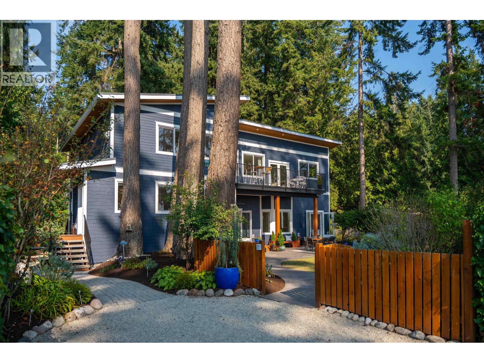 1590 Ocean Beach Esplanade, Gibsons, British Columbia  V0N 1V5 - Photo 1 - R3042425