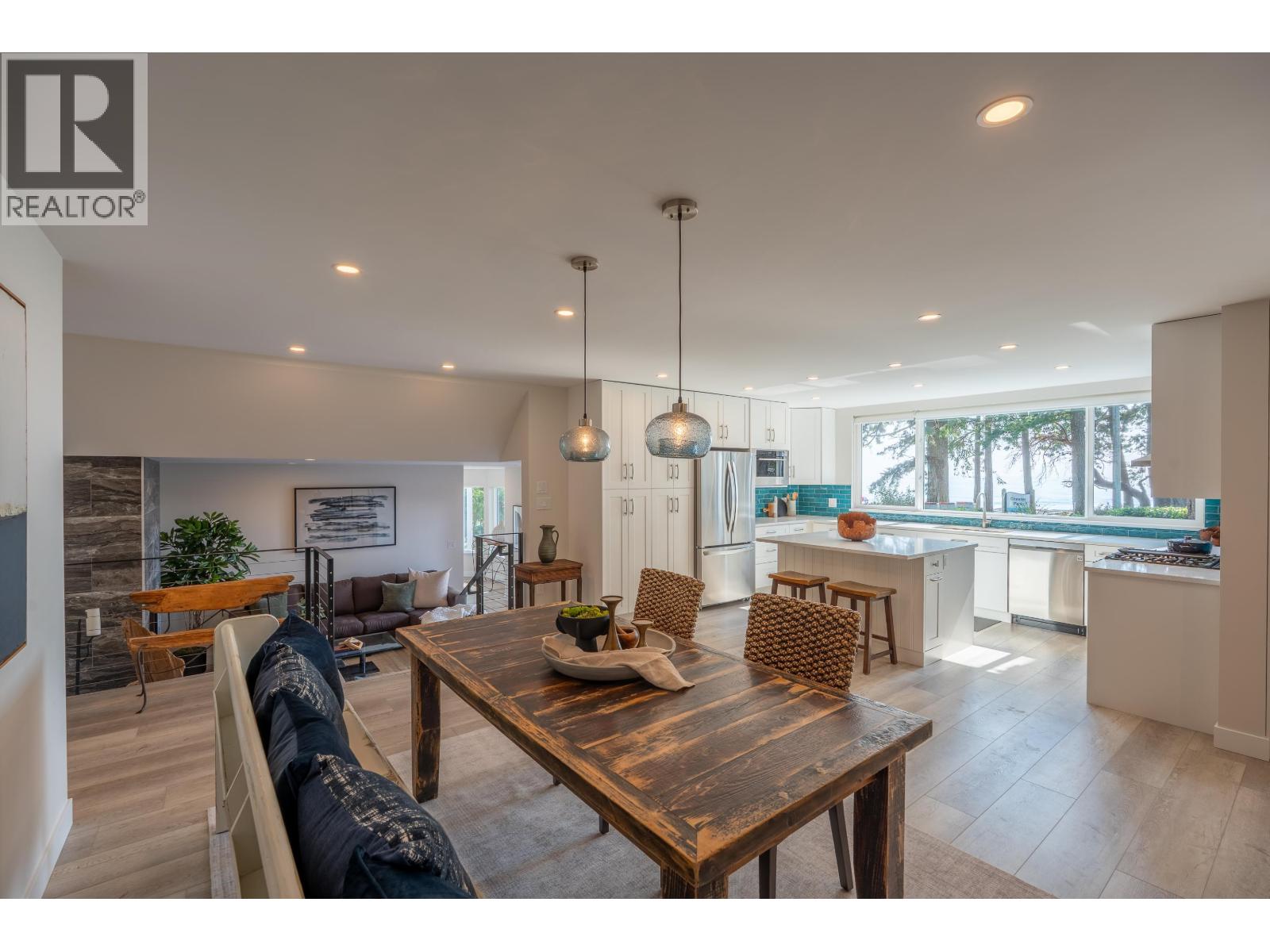 1590 Ocean Beach Esplanade, Gibsons, British Columbia  V0N 1V5 - Photo 4 - R3042425