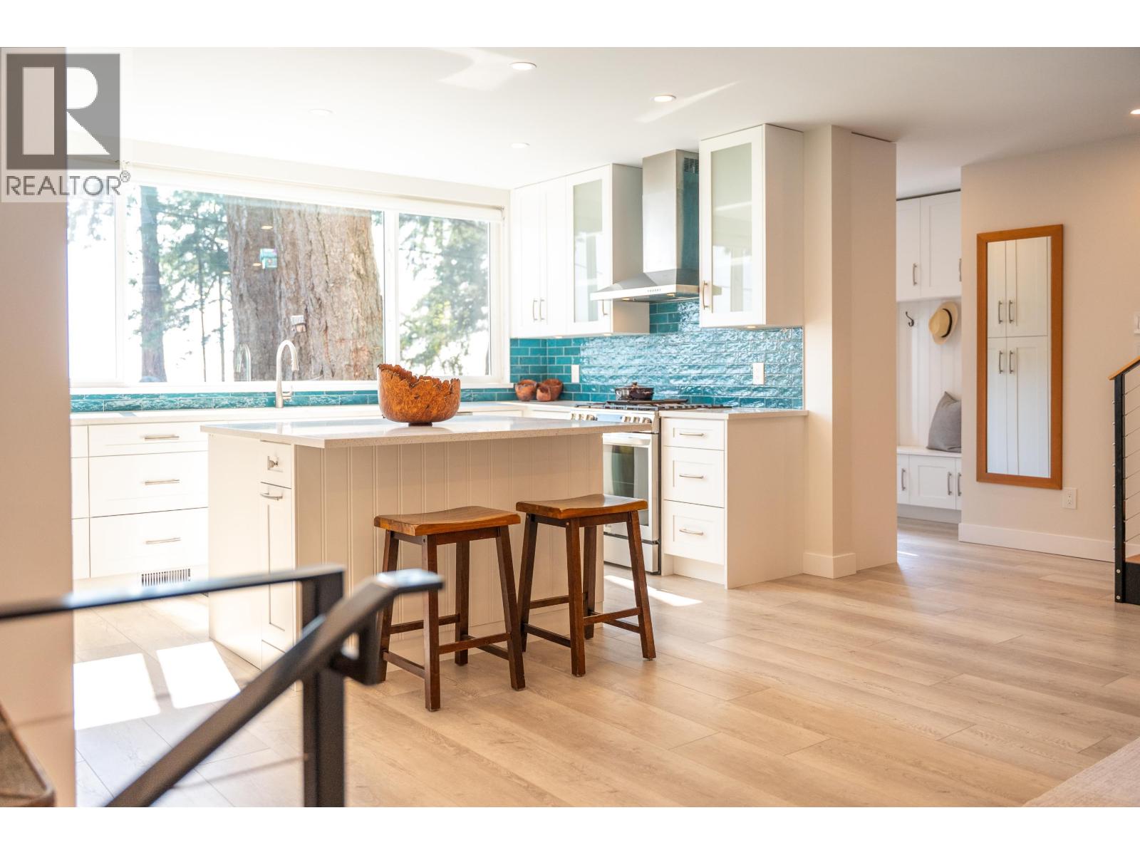 1590 Ocean Beach Esplanade, Gibsons, British Columbia  V0N 1V5 - Photo 5 - R3042425