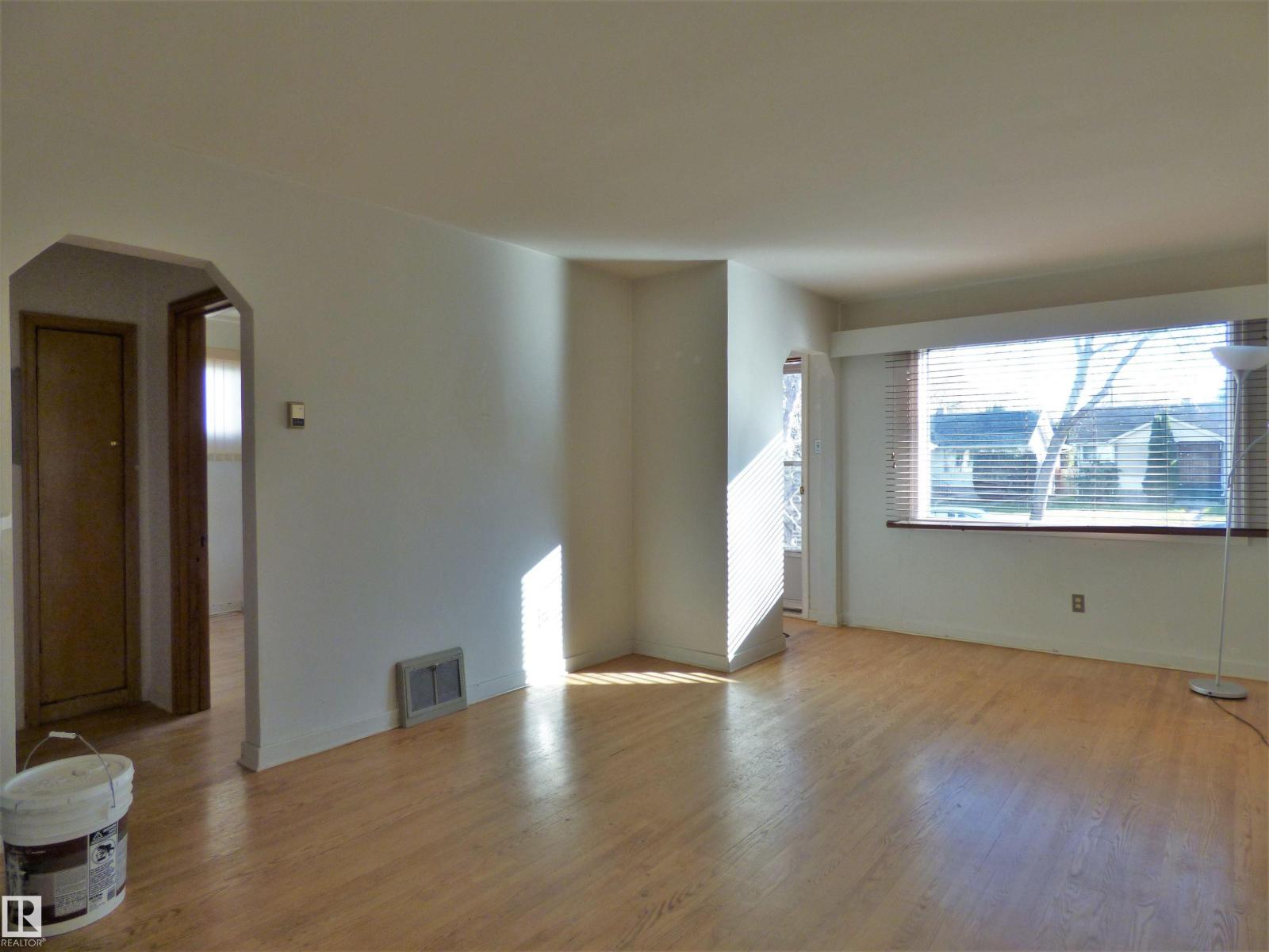 11206 104 St Nw, Edmonton, Alberta  T5G 2K5 - Photo 2 - E4455716