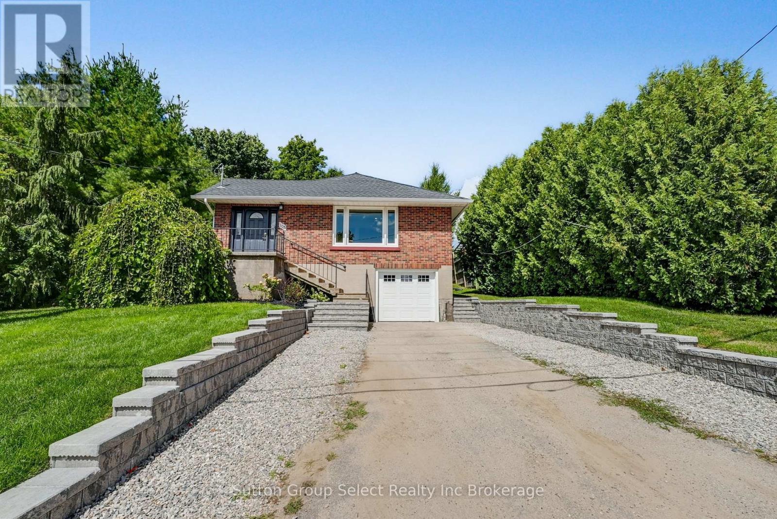 105 King Street E, Ingersoll, Ontario  N5C 1G8 - Photo 2 - X12375822