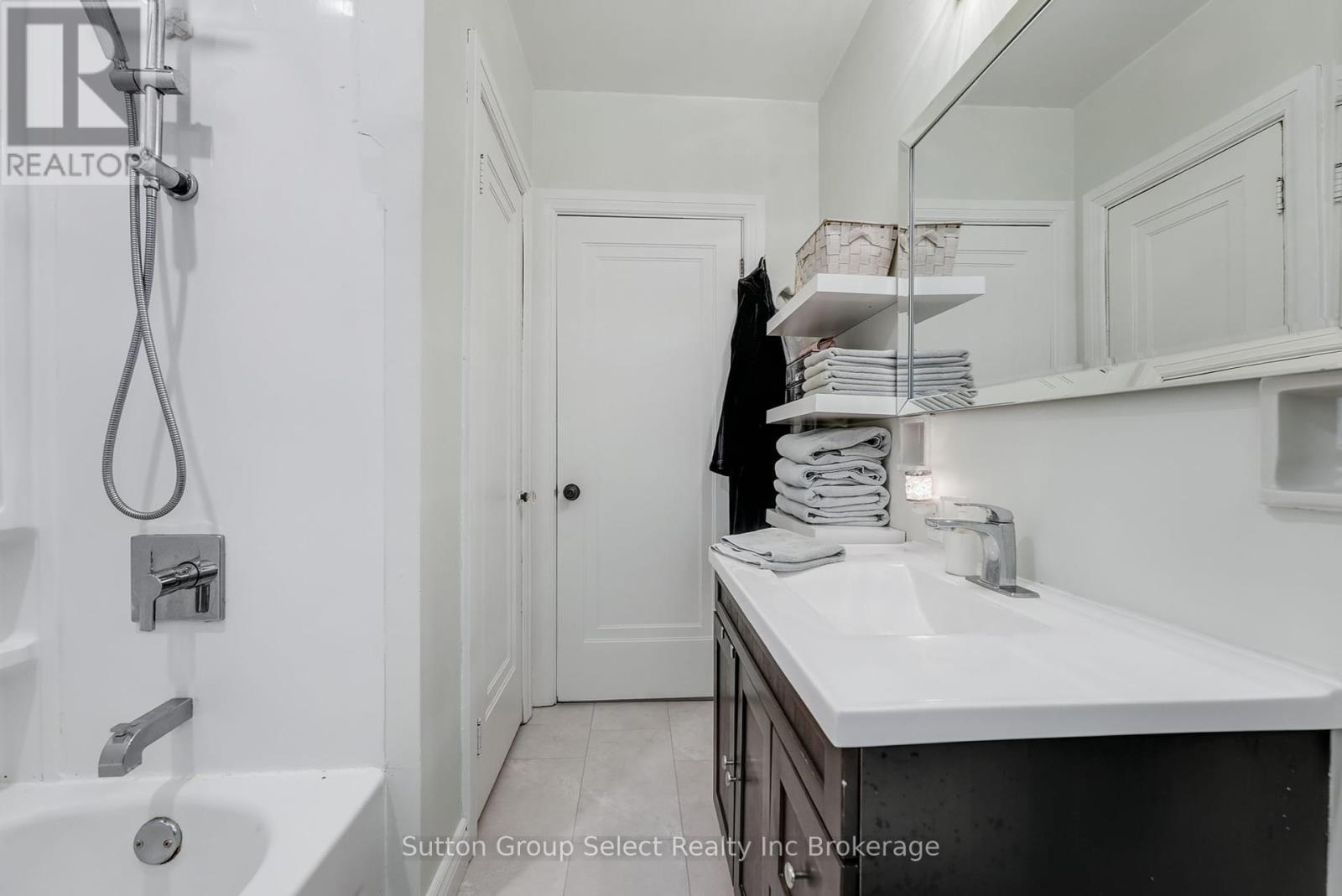 105 King Street E, Ingersoll, Ontario  N5C 1G8 - Photo 32 - X12375822