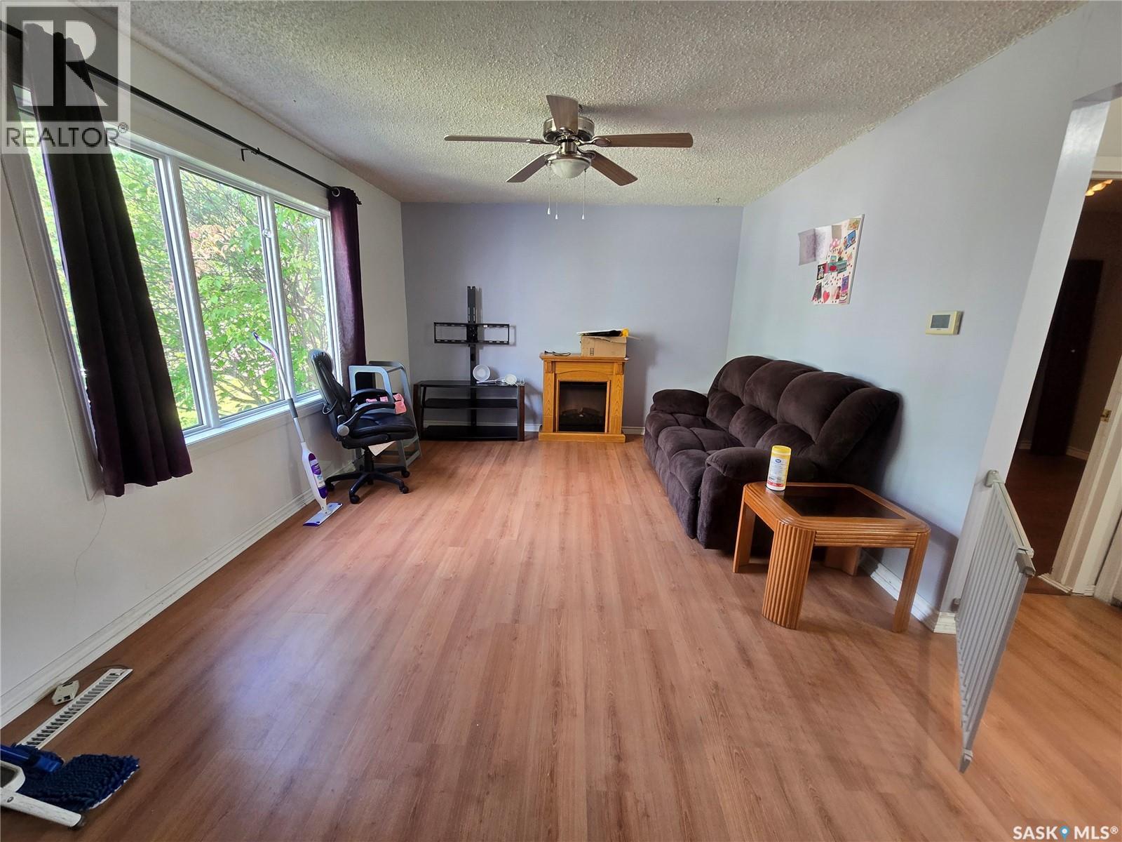 428 7th Avenue Nw, Swift Current, Saskatchewan  S9H 0Z3 - Photo 2 - SK017233