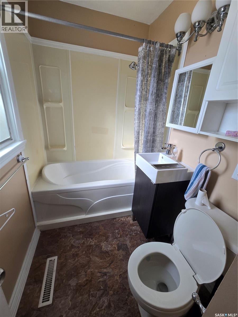 428 7th Avenue Nw, Swift Current, Saskatchewan  S9H 0Z3 - Photo 5 - SK017233
