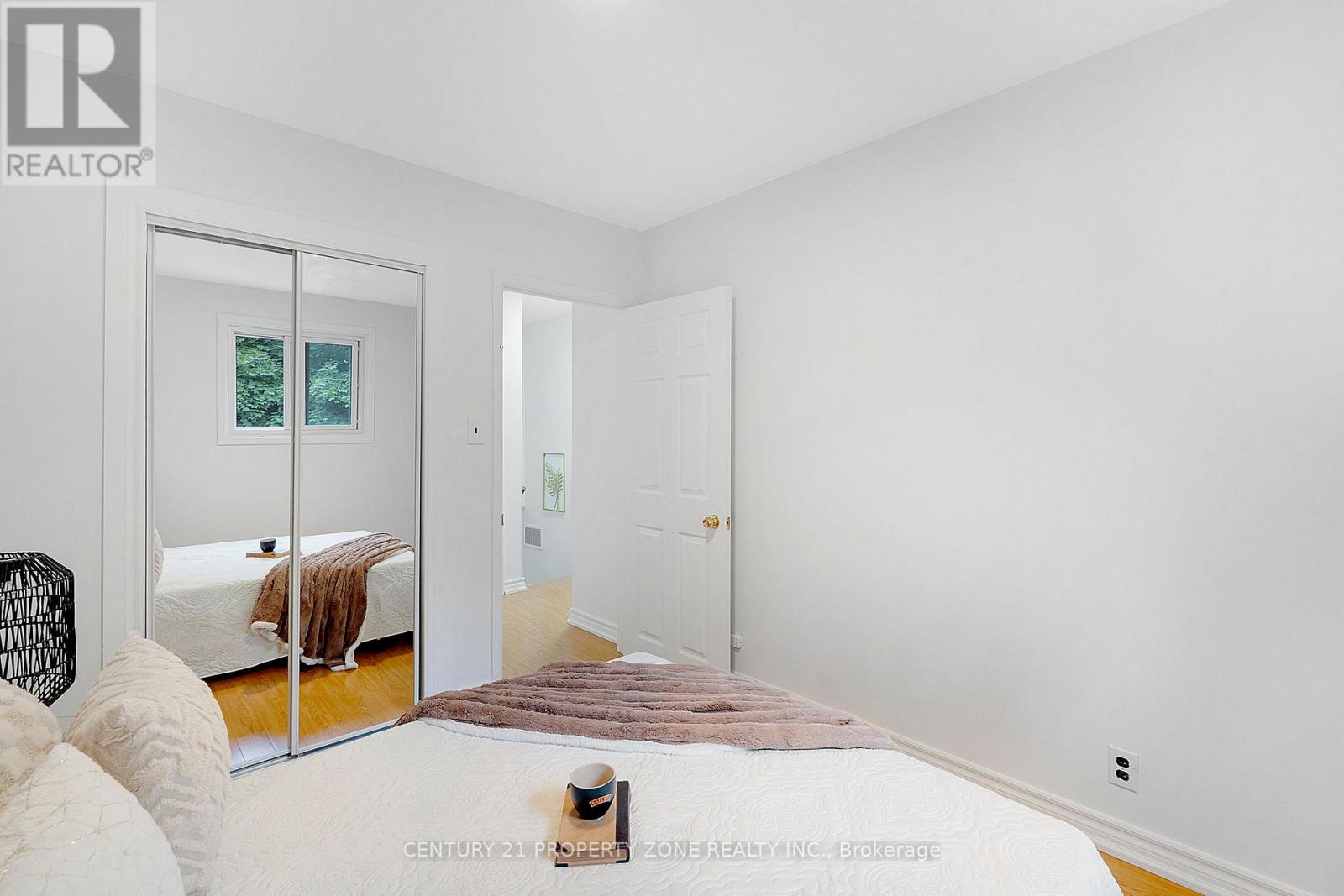 3387 Kelowna Court, Mississauga, Ontario  L5C 2E5 - Photo 17 - W12375833